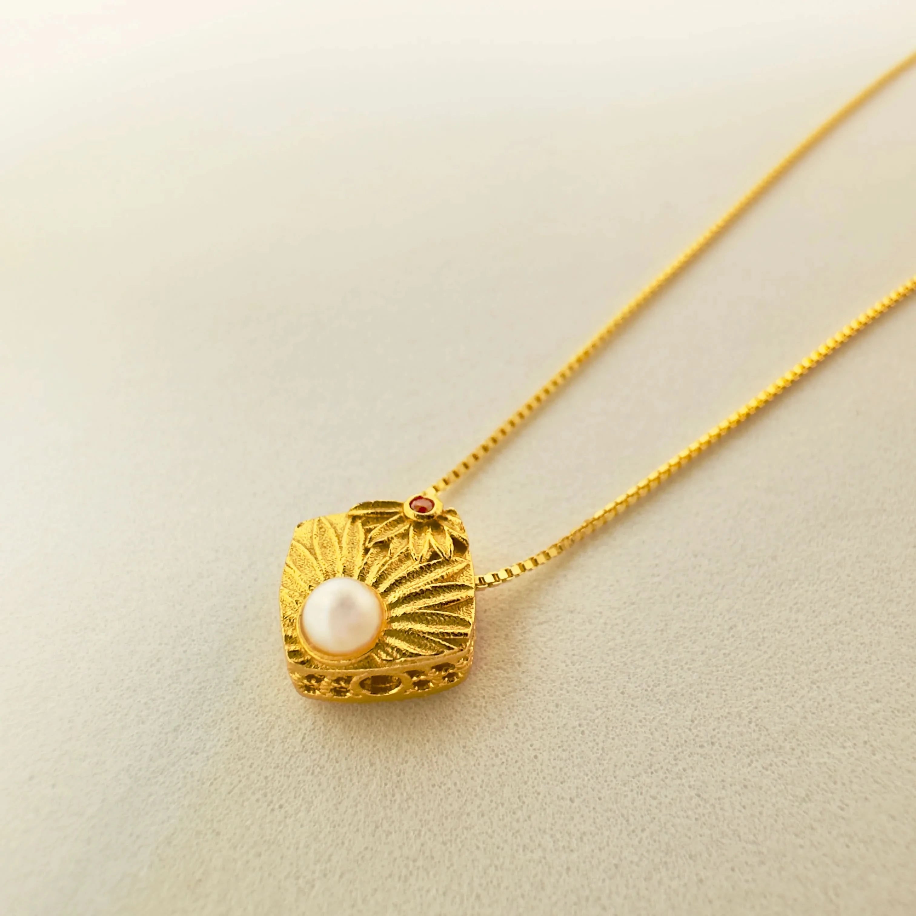 women's pearl necklace
