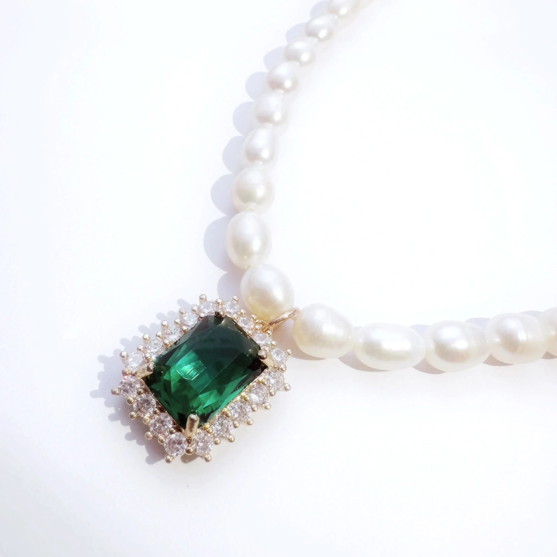 Choker Pearl  Necklace with Emerald Green Crystal Pendant