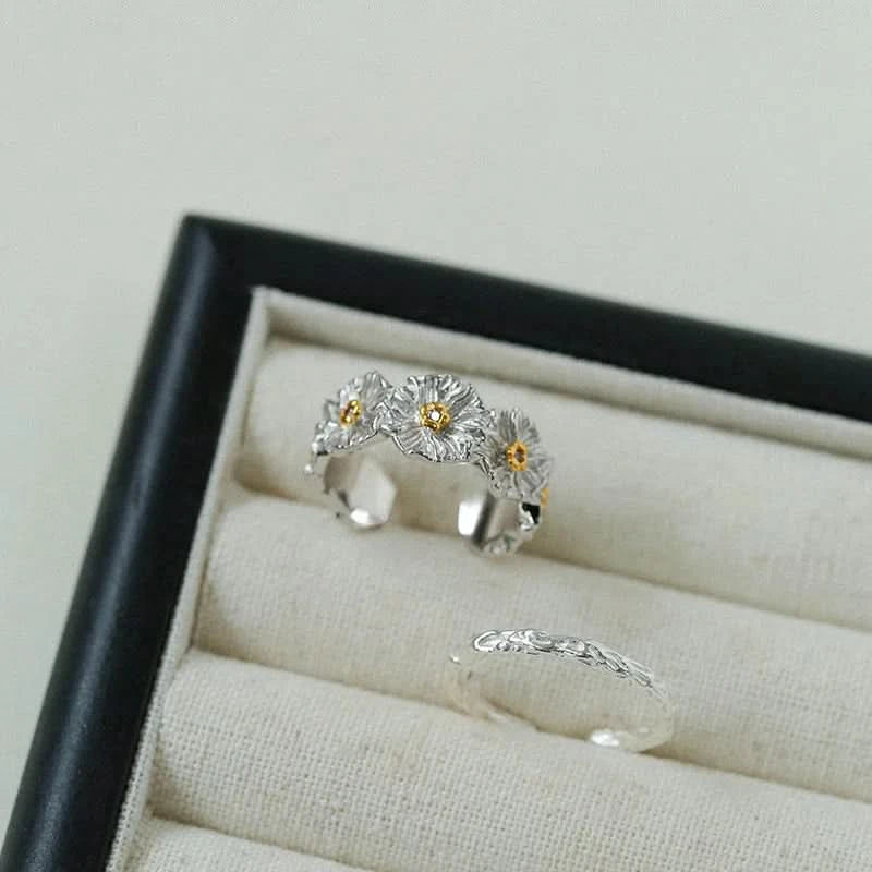 Silver ring with floral design 