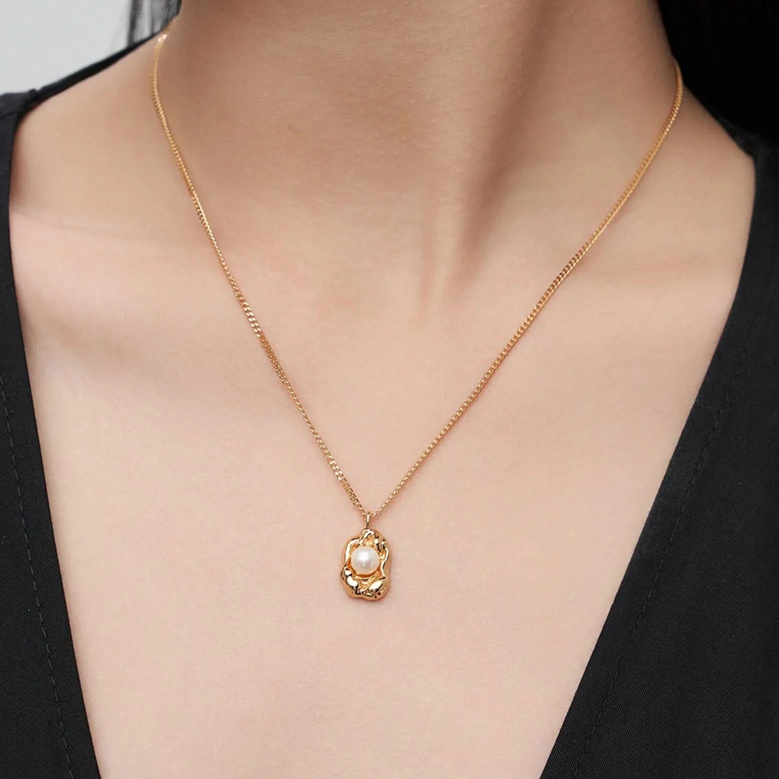 Pearl Pendant necklace features a lava design - Angel Barocco