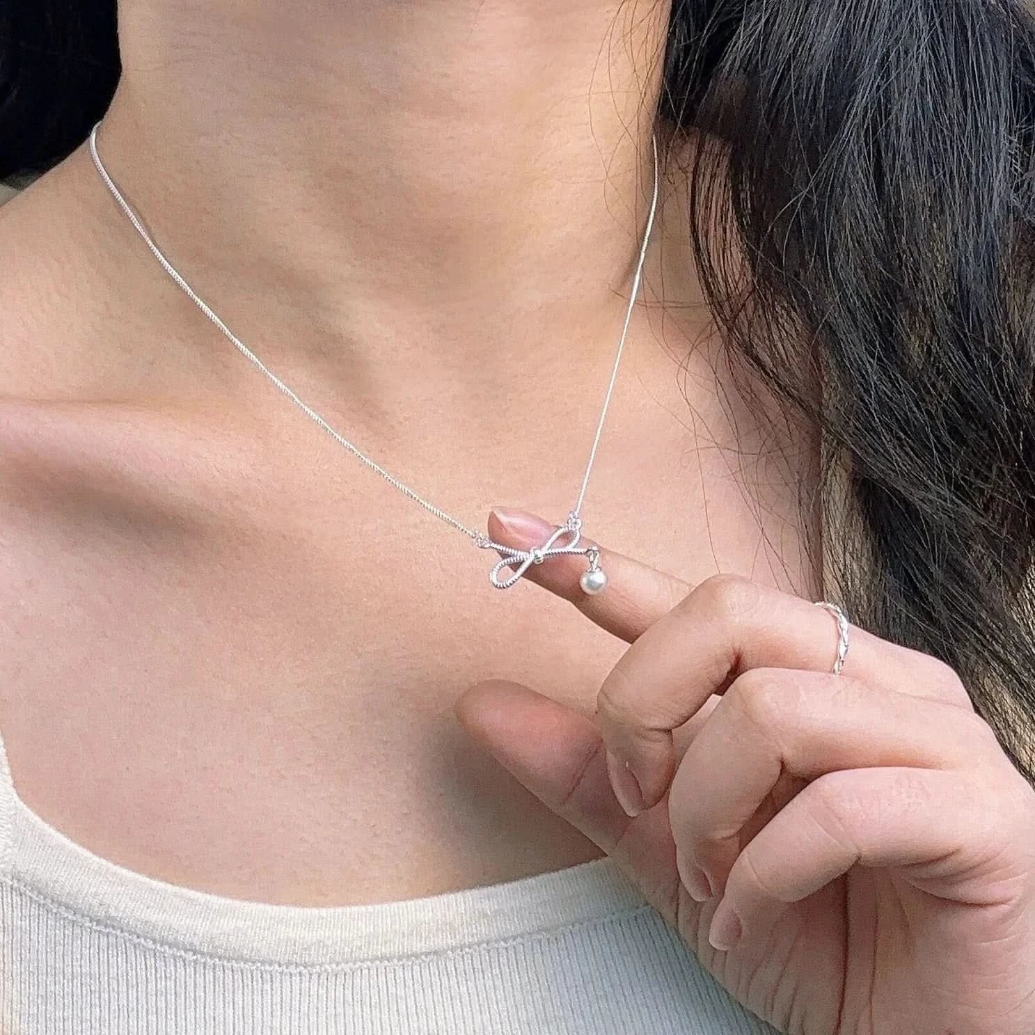 Silver necklace with a bow pendant 