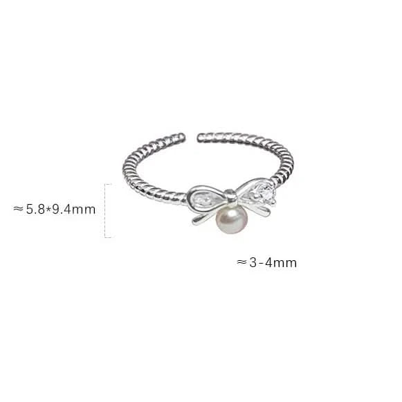 Silver ring with bow and pearl 