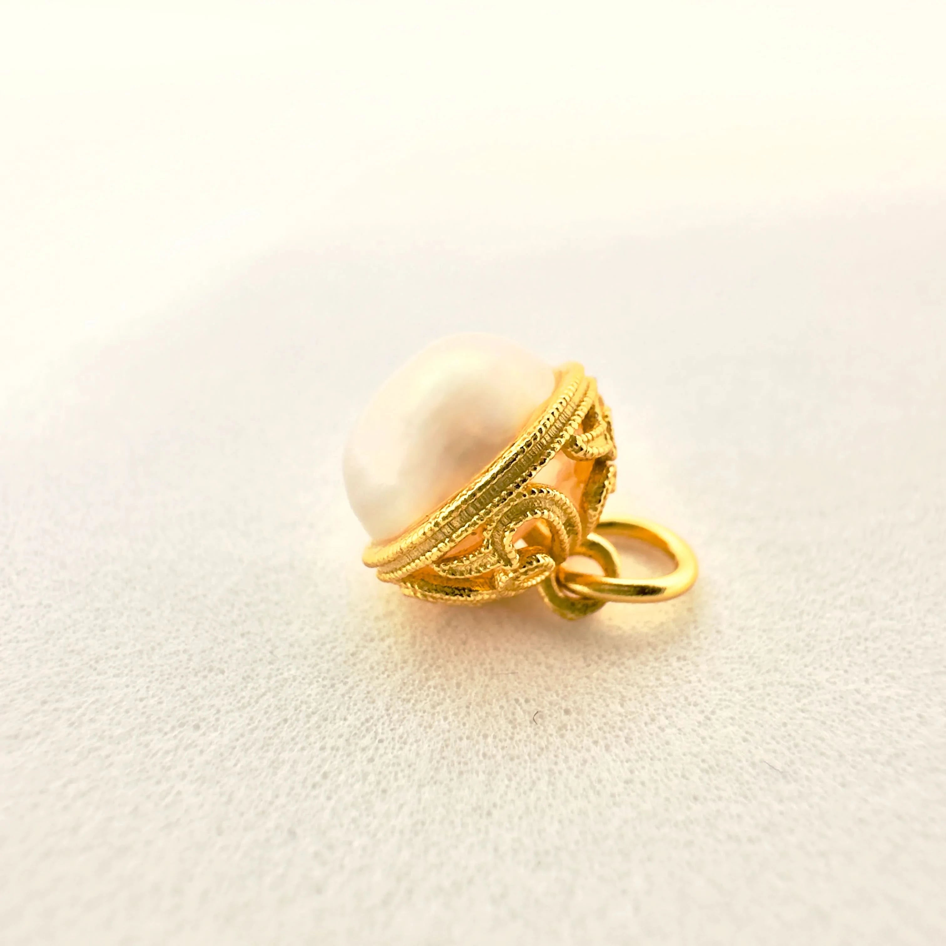 Vintage Hollow Pearl Pendant Necklace