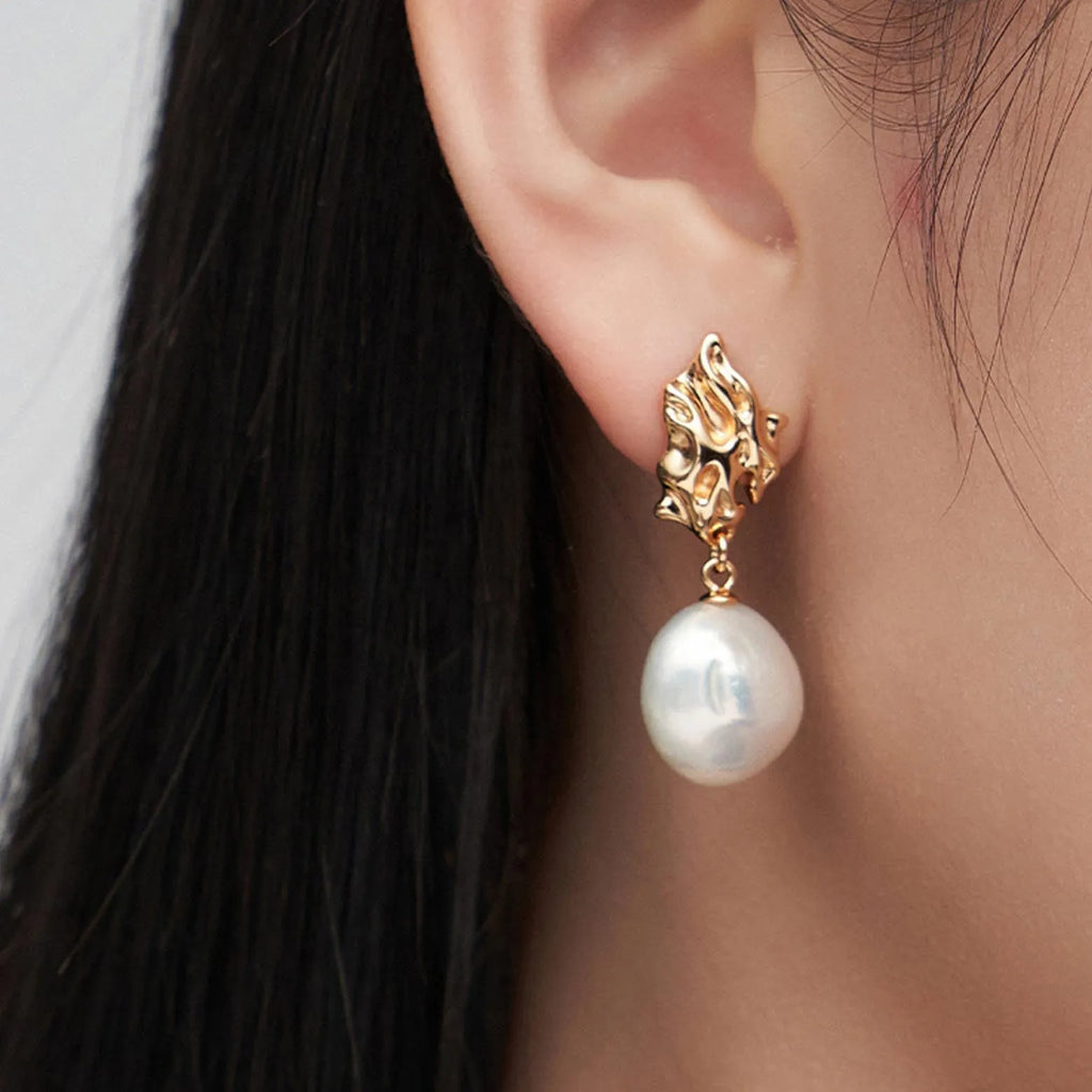 Fluid stud Baroque pearl earrings - Angel Barocco