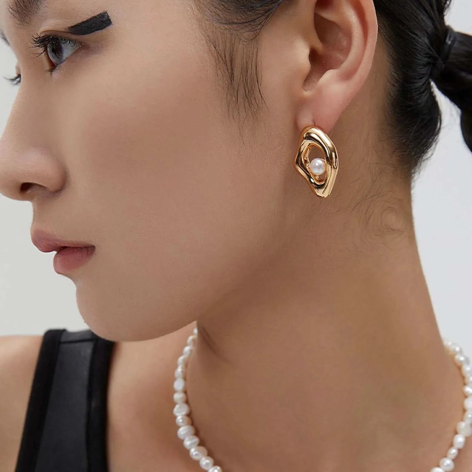 Freshwater pearl asymmetrical stud earrings - Angel Barocco