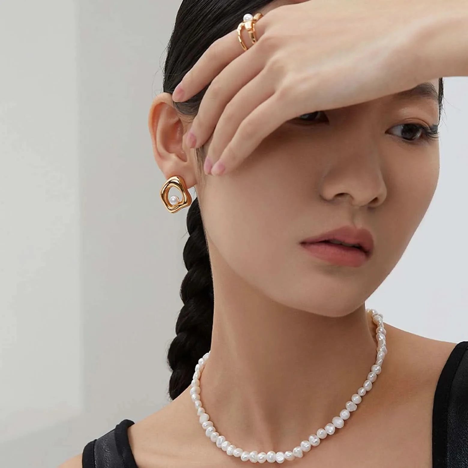 Freshwater pearl asymmetrical stud earrings