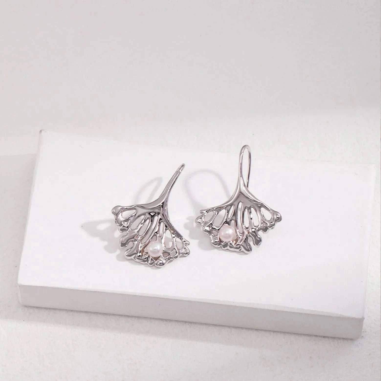 Ginkgo leaf pearl earrings - Angel Barocco