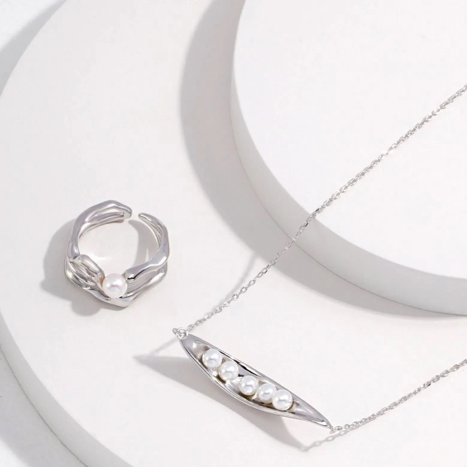 Pearl adjustable ring features a lava design - Angel Barocco