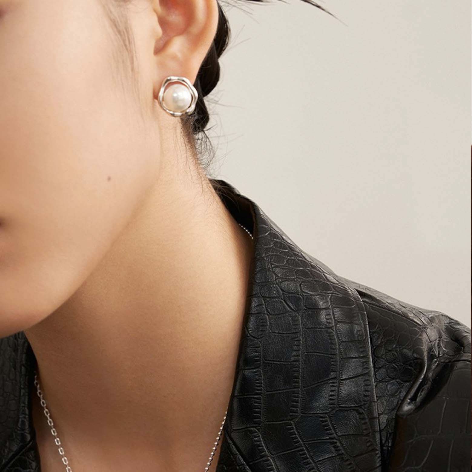 Freshwater round pearl stud earrings - Angel Barocco