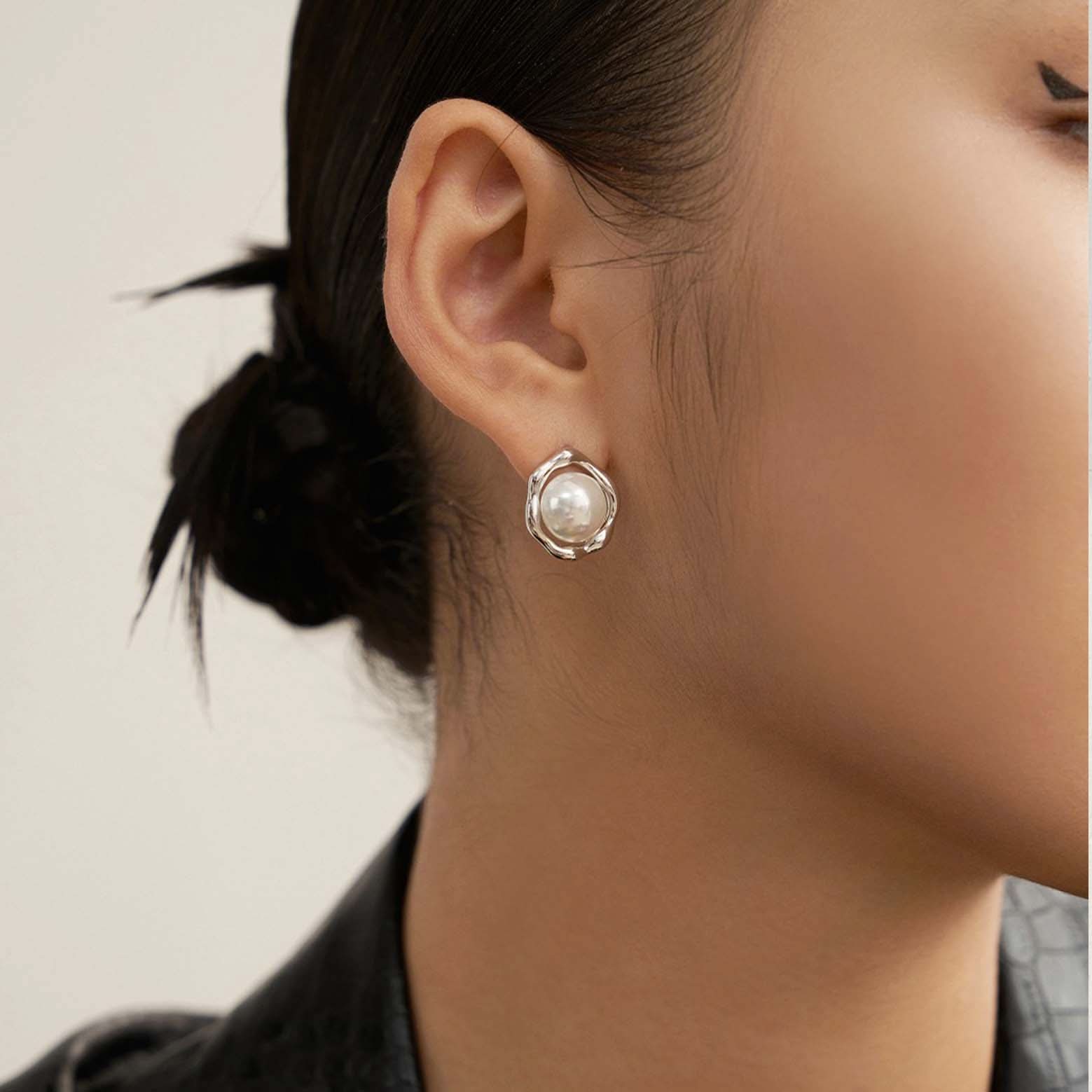 Freshwater round pearl stud earrings - Angel Barocco