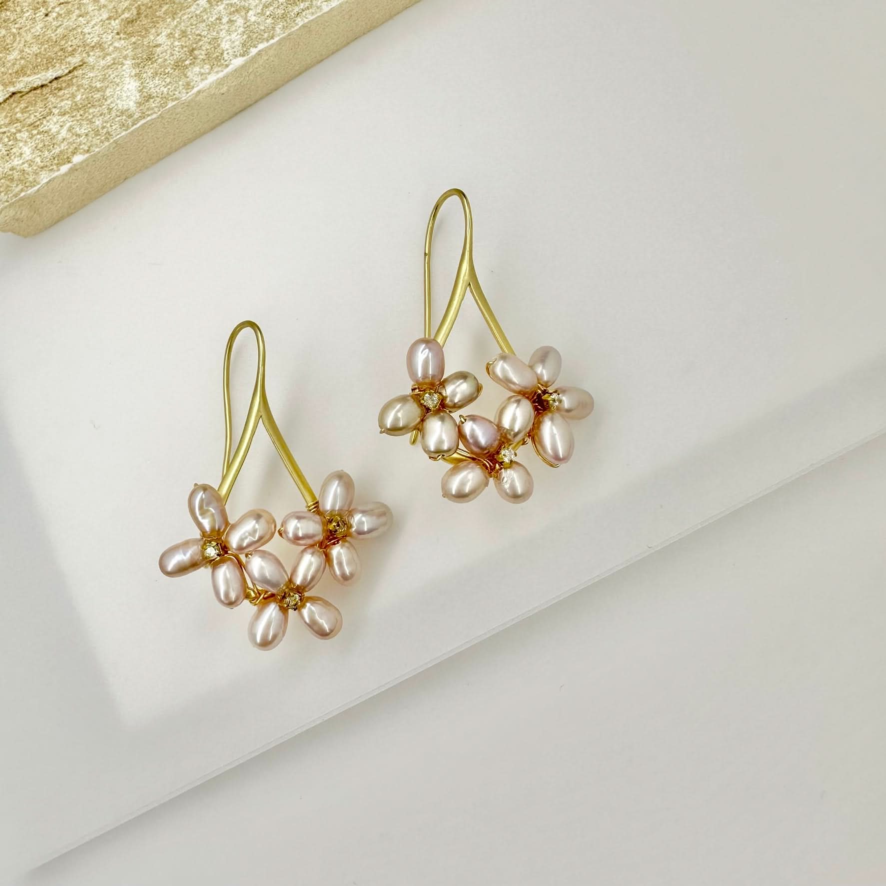 White/Pink Pearl petal gold earrings - Angel Barocco